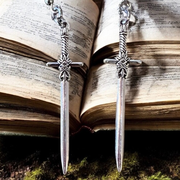 Dungeons and Dragons Silver toned Sword Earrings Rold Playing Goth Unisex - Picture 6 of 17